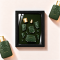 Ilustrační parfémový obraz Parfums de Marly Haltane z fragmentů originálního flakonu v černém rámu
