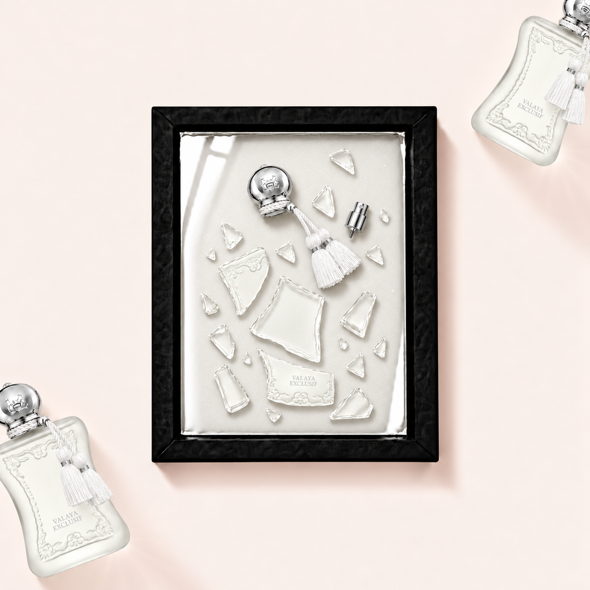 Parfemovy obraz Parfums de Marly Valaya Exclusif v cernem ramu - ilustracni fotografie