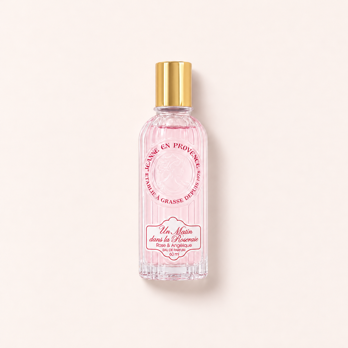 Flakon Jeanne en Provence Un Matin dans la Roseraie EDP 60 ml na béžovém pozadí – MrRizz