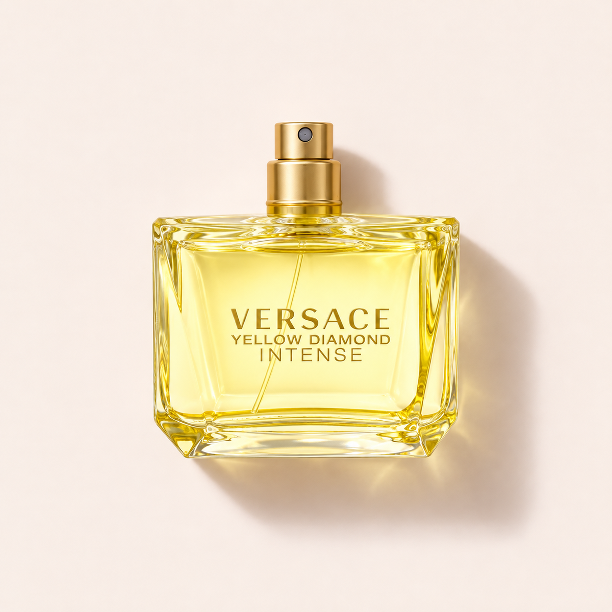 Flakon Versace Yellow Diamond Intense 90 ml na světlém pozadí – MrRizz