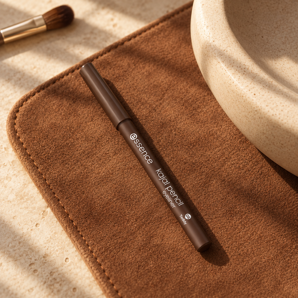 Essence Kajal Pencil 1 ml – atmosférická fotografie – MrRizz