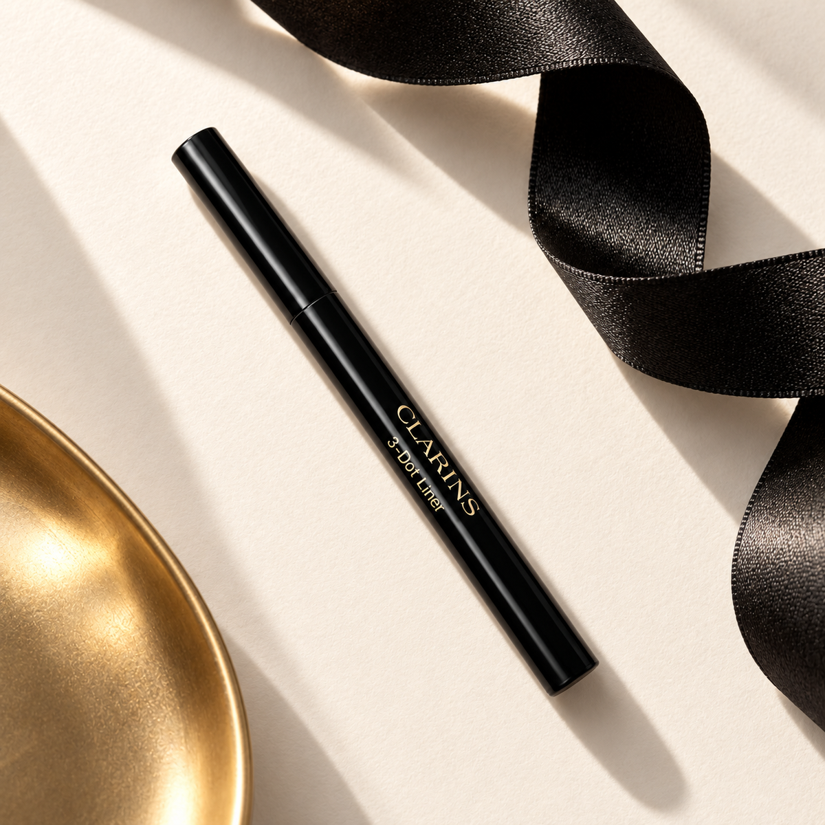 Clarins 3-Dot Liner 0,7 ml – atmosférická fotografie – MrRizz